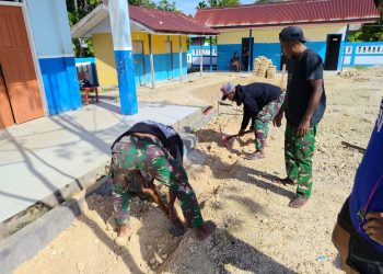 Satgas Pamtas RI–PNG Yonif 763/SBA Bantu Pembangunan Taman Sekolah di SD Inpres 1 Kumurkek