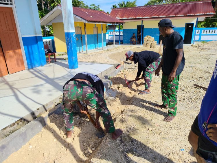 Satgas Pamtas RI–PNG Yonif 763/SBA Bantu Pembangunan Taman Sekolah di SD Inpres 1 Kumurkek
