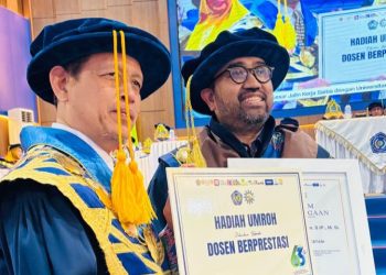 Dekan FISIP Unismuh Raih Penghargaan Dosen Berprestasi